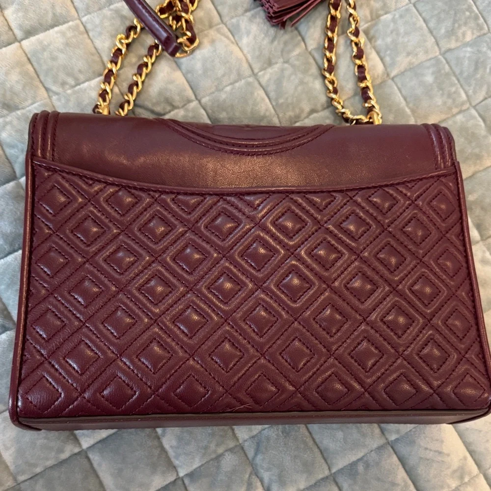Tory Burch Elegant Burgundy Quilted Shoulder Bag with adjustable strap - Picture 6 of 14